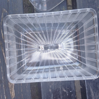 Glazen kaasstolp met streepjes en handvat