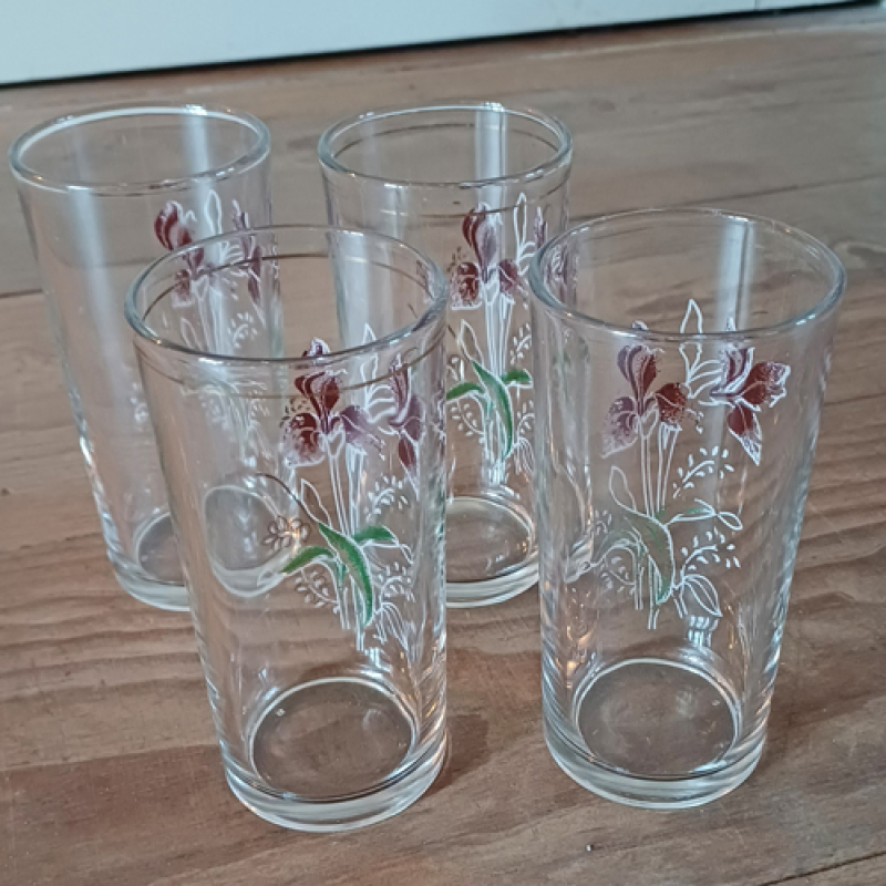Frisglazen met Iris bloemmotief 