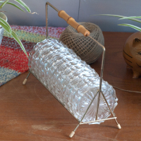 Vintage metalen rekje met glazen onderzetters