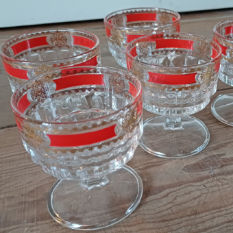 Vintage woestijnglas met rode bies gouden figuren