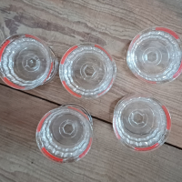 Vintage woestijnglas met rode bies gouden figuren