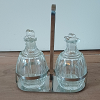 Kristallen set azijn en olie met deksel en standaard