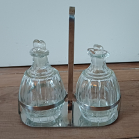 Kristallen set azijn en olie met deksel en standaard