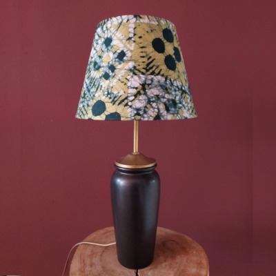 Lamp met vintage keramieken voet en Afrikaans motief