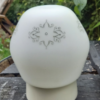 Vintage plafondlampje melkglas met krulmotief