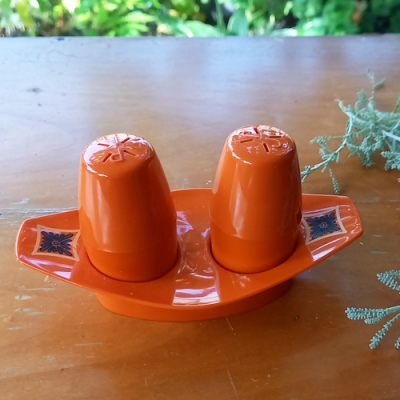 Vintage oranje peper en zoutstel van plastic