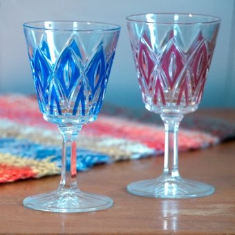 Vintage wijnglazen in blauw en rood