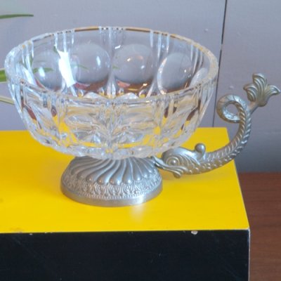 Vintage glazen bonbonschaaltje met met metalen handvat