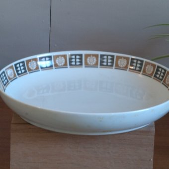 Vintage schaal met figuurtjes aan binnenkant