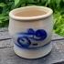 Antieke zoutpot in blauw en creme glazuur