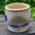 Antieke zoutpot in blauw en creme glazuur