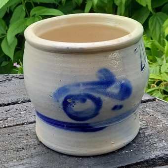 Antieke zoutpot in blauw en creme glazuur