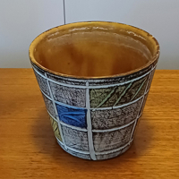 Vintage bloempotje met gekleurde vierkante figuurtjes