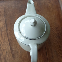 Vintage theepot ivoorwit