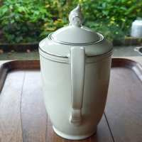 Vintage theepot ivoorwit