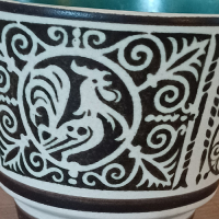 Vintage bloempot met diverse motiefjes