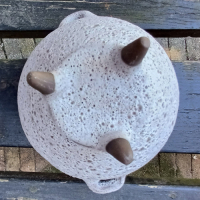 Grijs fatlava potje met pootjes