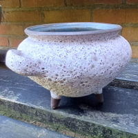 Grijs fatlava potje met pootjes