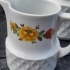 Vintage theepot en melkkannetje met bloemmotief