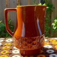 Vintage bruine schenkkan met patroontje aan onderkant