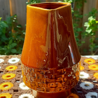 Vintage bruine schenkkan met patroontje aan onderkant