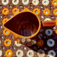 Vintage bruine schenkkan met patroontje aan onderkant