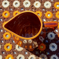 Vintage bruine schenkkan met patroontje aan onderkant