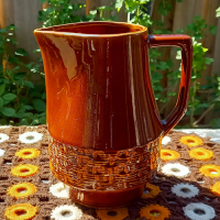 Vintage bruine schenkkan met patroontje aan onderkant