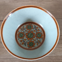 Schaal van Winterling met oranje bies en oranje bloempatroon