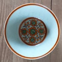 Schaal van Winterling met oranje bies en oranje bloempatroon