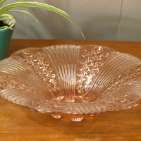 Vintage glazen schaal met lichtrode teint