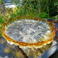 Glazen schaal met figuren en lichtbruin getint glas