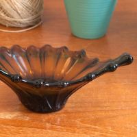 Retro glazen schaal opspattende vorm