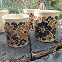 Bekers bruin en beige Staffordshire potteries jaren 70