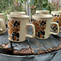 Bekers bruin en beige Staffordshire potteries jaren 70