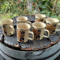 Bekers bruin en beige Staffordshire potteries jaren 70