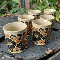 Bekers bruin en beige Staffordshire potteries jaren 70