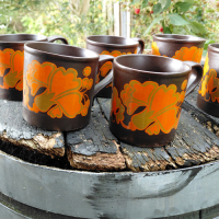 Bekers bruin en oranje Staffordshire potteries jaren 60