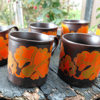 Bekers bruin en oranje Staffordshire potteries jaren 60