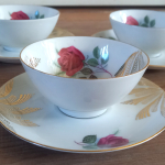 Vintage kop en schotel met bloemmotief