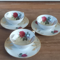 Vintage kop en schotel met bloemmotief