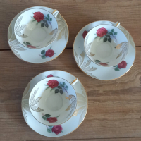 Vintage kop en schotel met bloemmotief