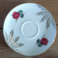 Vintage kop en schotel met bloemmotief