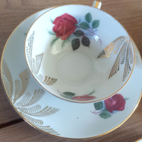 Vintage kop en schotel met bloemmotief