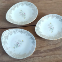 Vintage lekbakjes in ei-vorm met bloemmotief en gouden strepen