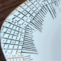 Vintage lekbakjes in ei-vorm met bloemmotief en gouden strepen