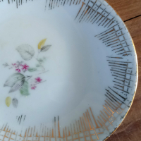 Vintage lekbakjes in ei-vorm met bloemmotief en gouden strepen