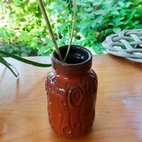 Vintage Vaasje W. Germany in roodtinten en krulmotief