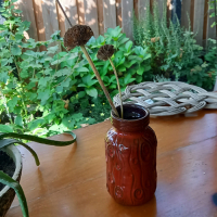 Vintage Vaasje W. Germany in roodtinten en krulmotief