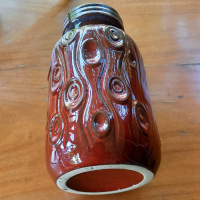 Vintage Vaasje W. Germany in roodtinten en krulmotief